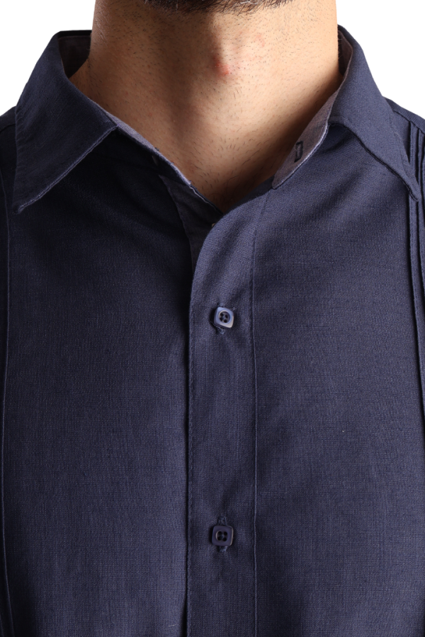 Guayabera Con Alforzas Manga Larga Bordado Color Azul Marino Para Hombre